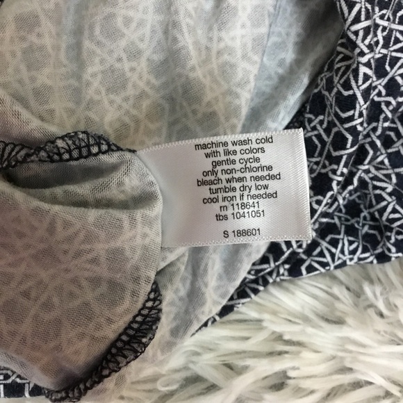 Lane Bryant 14/16 blue and white geometric patterned short sleeve blou… - Picture 8 of 16